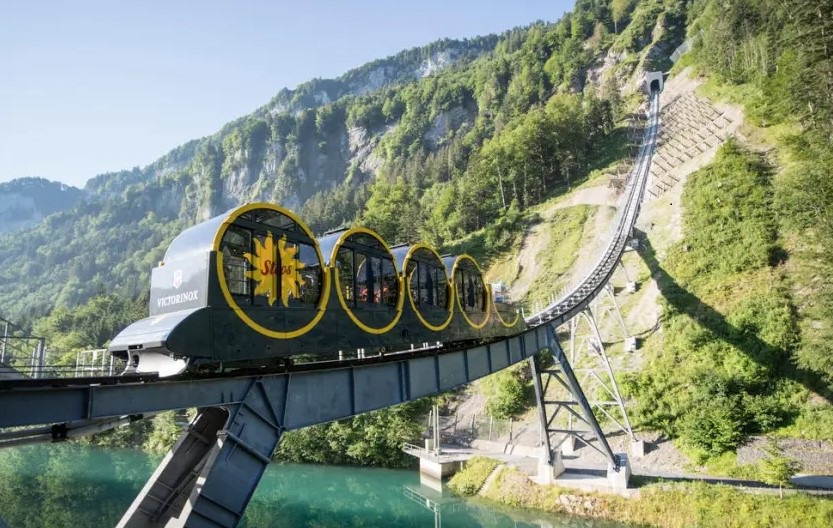 Voyage en Suisse : Funiculaire de Stoos le plus raide du monde, pente à 110%